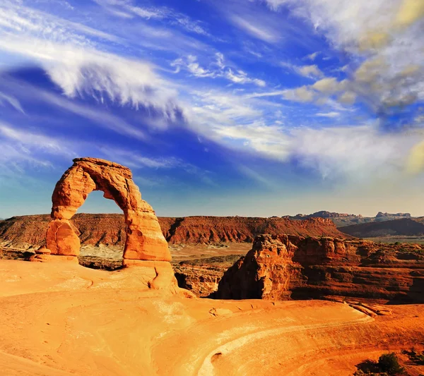 Нежная арка с прекрасным небом — стоковое фото