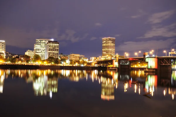 Una hermosa vista nocturna de la ciudad de Portland — Foto de Stock