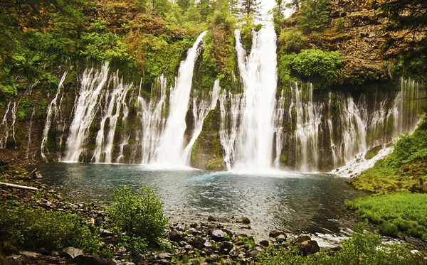 Ein schöner Blick auf die Burney Falls — Stockfoto