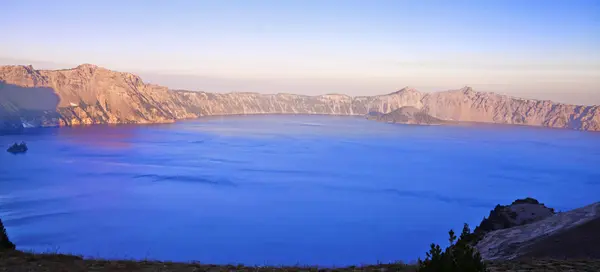 Una hermosa vista del lago del cráter — Foto de Stock