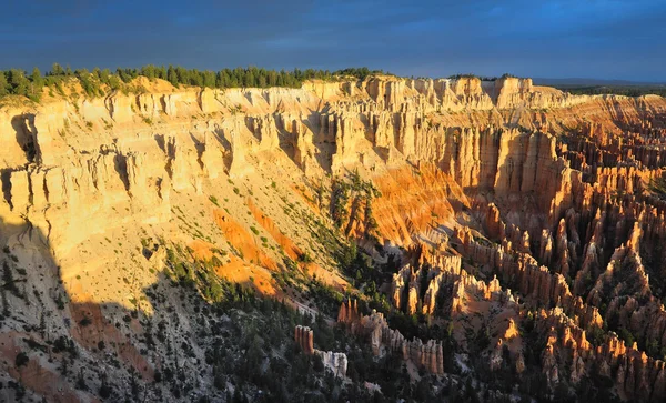 Krásný východ slunce na bryce point — Stock fotografie