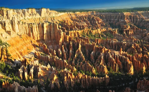 Una hermosa vista de Bryce Point tomada al amanecer — Foto de Stock