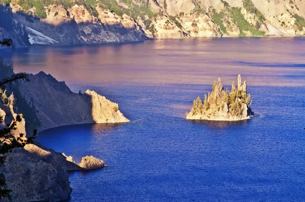 Beau lac de cratère et île de sorcier — Photo