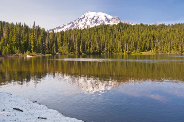 De mt rainier en de reflectie lake — Stockfoto