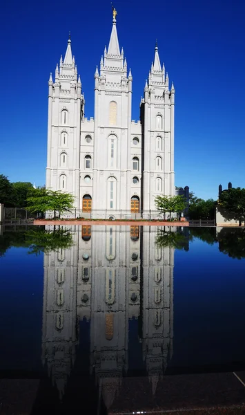 The Beautiful Mormon temple in Salt Lake City, Utah, with reflections in the pond in front. — Stock Photo, Image