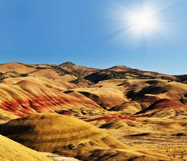 De geschilderde heuvels en de zon op de achtergrond — Stockfoto