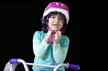 sevimli kız binicilik bisiklet