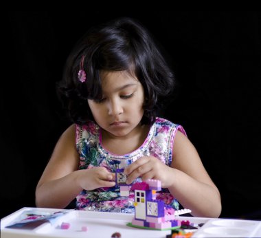 küçük bir kız legoblocks bir ev ve bina