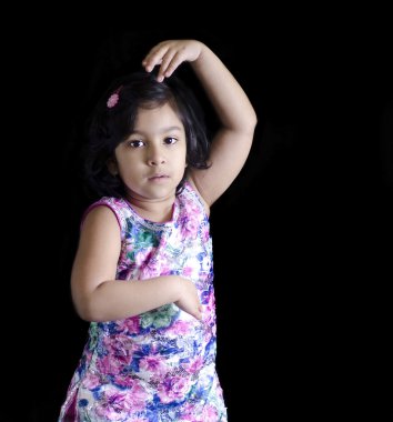 sevimli bir kız dans ediyor