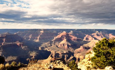 una hermosa tarde sombras del gran cañón con nubes, punto hopi, arizona en movimiento