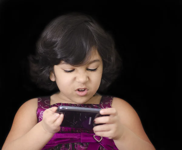En söt tjej som spelar spel på mobilen — Stockfoto