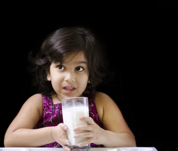 Una dolce ragazza che beve latte — Foto Stock
