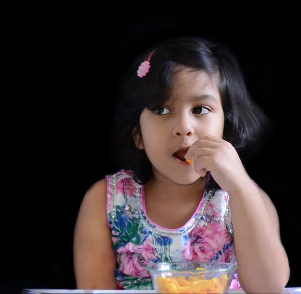 Uma menina bonita comer batatas fritas — Fotografia de Stock