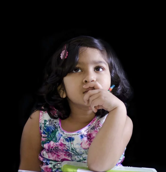 Una niña está pensando en sus matemáticas. — Foto de Stock