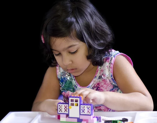 Una niña construyendo una casa con legobloques —  Fotos de Stock