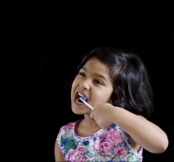 Una bambina si sta lavando i denti — Foto Stock