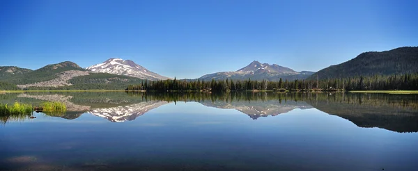 Faíscas lago Reflexão — Fotografia de Stock