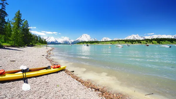 A hajó a Jackson lake — Stock Fotó