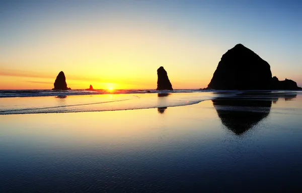 Cannon Beach Sunset en la costa de Oregon, EE.UU. —  Fotos de Stock