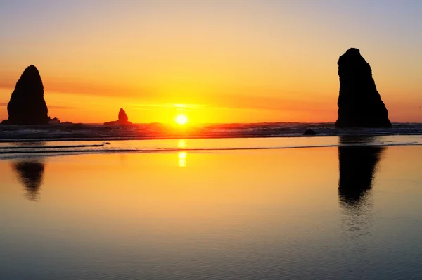 Le coucher de soleil à Cannon Beach avec des nuages dramatiques — Photo