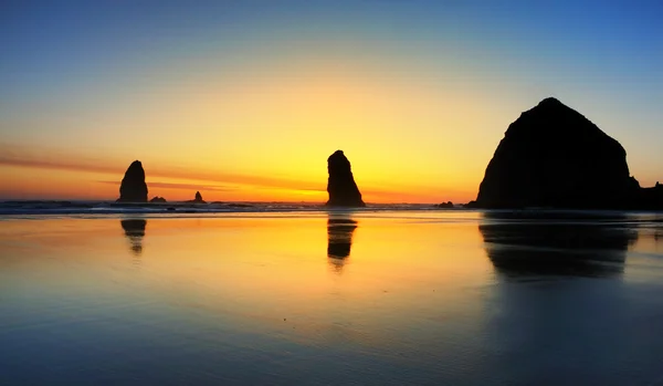 Bellissimo tramonto in spiaggia canonica — Foto Stock