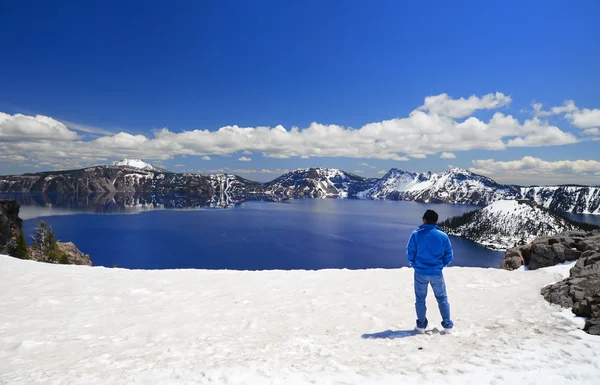 Un hombre guapo observando el lago del cráter —  Fotos de Stock