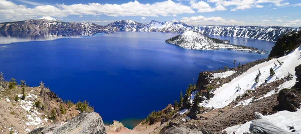 El hermoso lago del cráter azul profundo — Foto de Stock