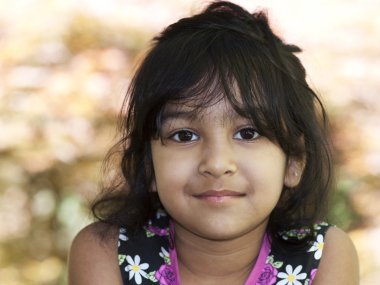 dedesi ve dizüstü bilgisayar ile küçük kız