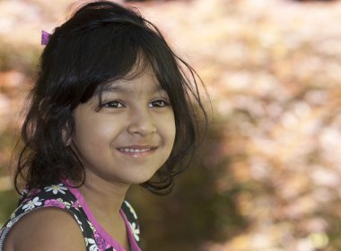 dedesi ve dizüstü bilgisayar ile küçük kız