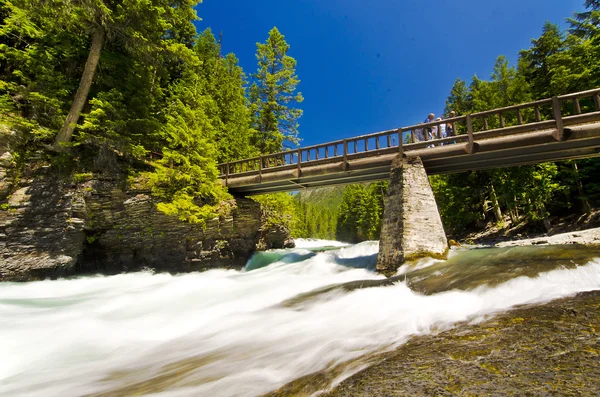 Bellissimo fiume che scorre sotto il ponte — Foto Stock