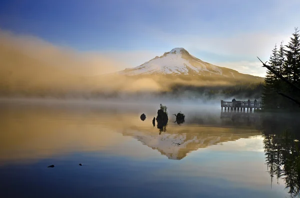 Trillium lake view at sunrise — Stock Photo, Image