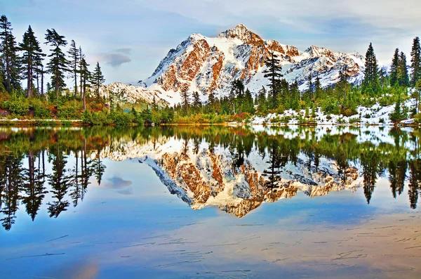 Mt Shuksan Em lago imagem — Fotografia de Stock