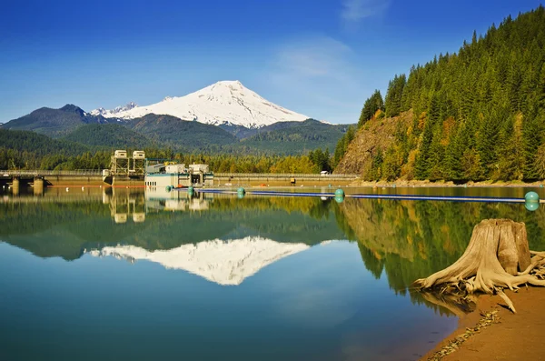 Vackra mt baker reflektion över baker sjö — Stockfoto