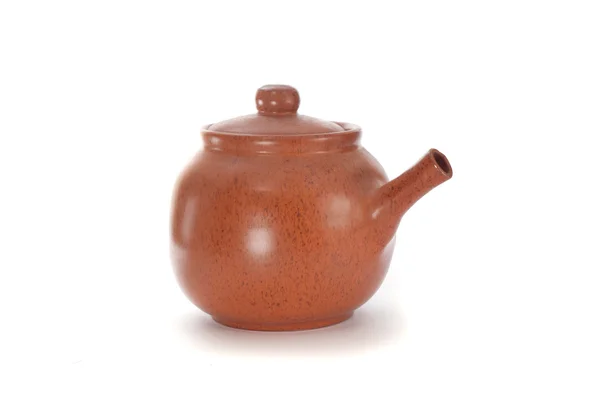 在白色背景上的米色陶瓷茶壶 免版税图库图片
