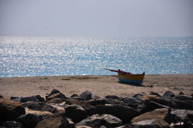 Hindistan 'ın kumlu sahillerinde yalnız bir balıkçı teknesi Rameswaram, Tamil Nadu, Hindistan, Fabruary 2018