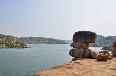 Hampi, Karnataka, Hindistan 'da Ocak 2020' de nehrin kıyısında alışılmadık taş inşaatı