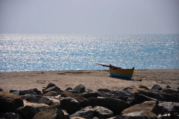 Hindistan 'ın kumlu sahillerinde yalnız bir balıkçı teknesi Rameswaram, Tamil Nadu, Hindistan, Fabruary 2018