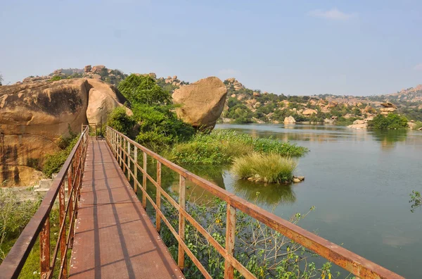 Nehrin karşısındaki küçük bir turist köyü olan Hampi, Karnataka, Hindistan, Ocak 2020