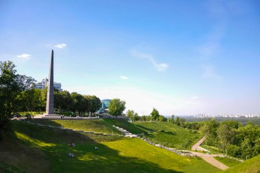 Ebedi Zafer Anıtı Kyiv 'in Pechersk tepelerinde yer almaktadır.