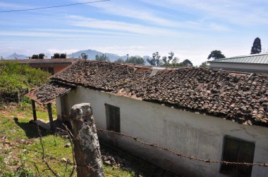 Kodaikanal kasabasında terk edilmiş eski bir ev, Tamil Nadu, Hindistan