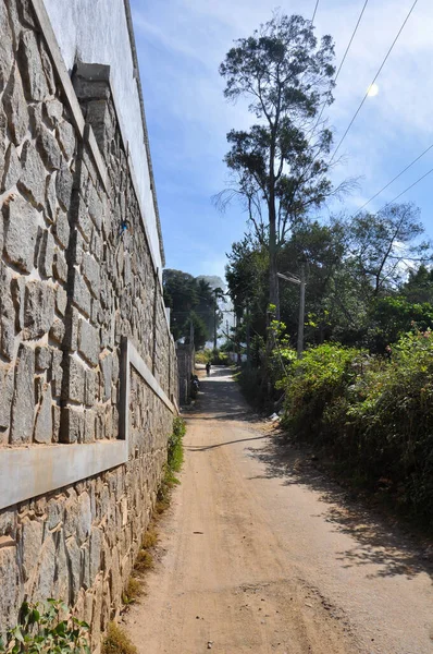 Sandy Road High Brick Wall Kodaikanal Tamil Nadu Ινδία — Φωτογραφία Αρχείου