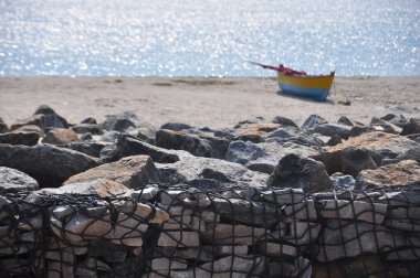 Deniz kıyısındaki balıkçı ağındaki büyük taşlar, Arichal Munai, Dhanushkodi, Tamil Nadu, Hindistan