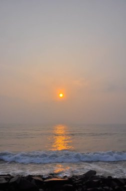 Pondicherry, Tamil Nadu, Hindistan 'da okyanus boyunca uzanan altın güneşli yol.