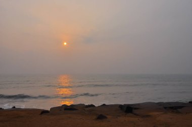 Hindistan, Tamil Nadu, Pondicherry 'de güneş doğarken Hint Okyanusu ve kumlu kıyıları