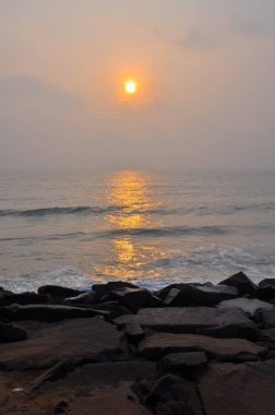 Okyanustaki devasa taşlar güzel bir gündoğumunda, Pondicherry, Tamil Nadu, Hindistan