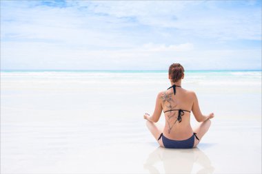 Kız Sahilde meditasyon.