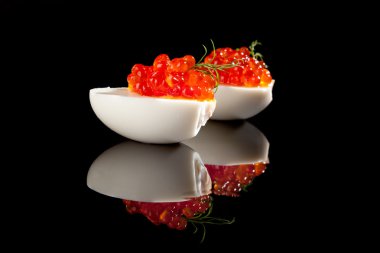 lüks yiyecek. dereotu ile yumurta içinde havyar.