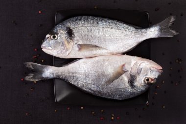 siyah plaka üzerinde lüks balık.