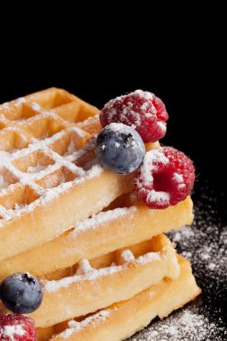 taze çilek ile şekerli gözleme.