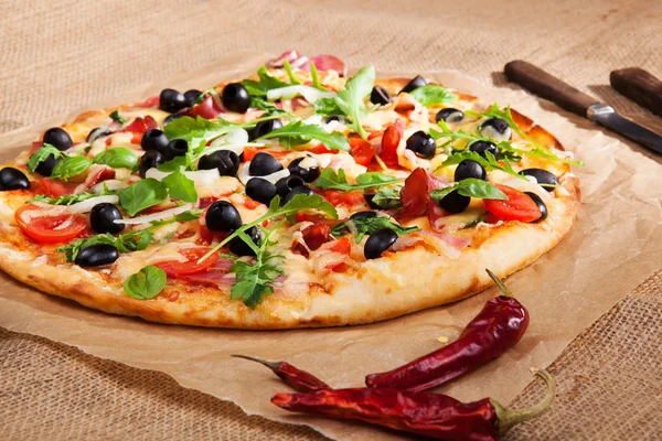 Frische Pizza im Landhausstil. — Stockfoto